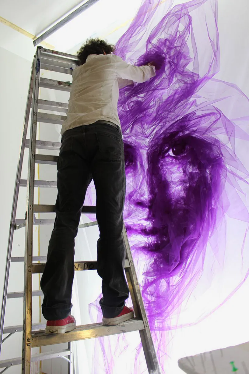 Escaparatista pintando a mano el cristal de un escaparate