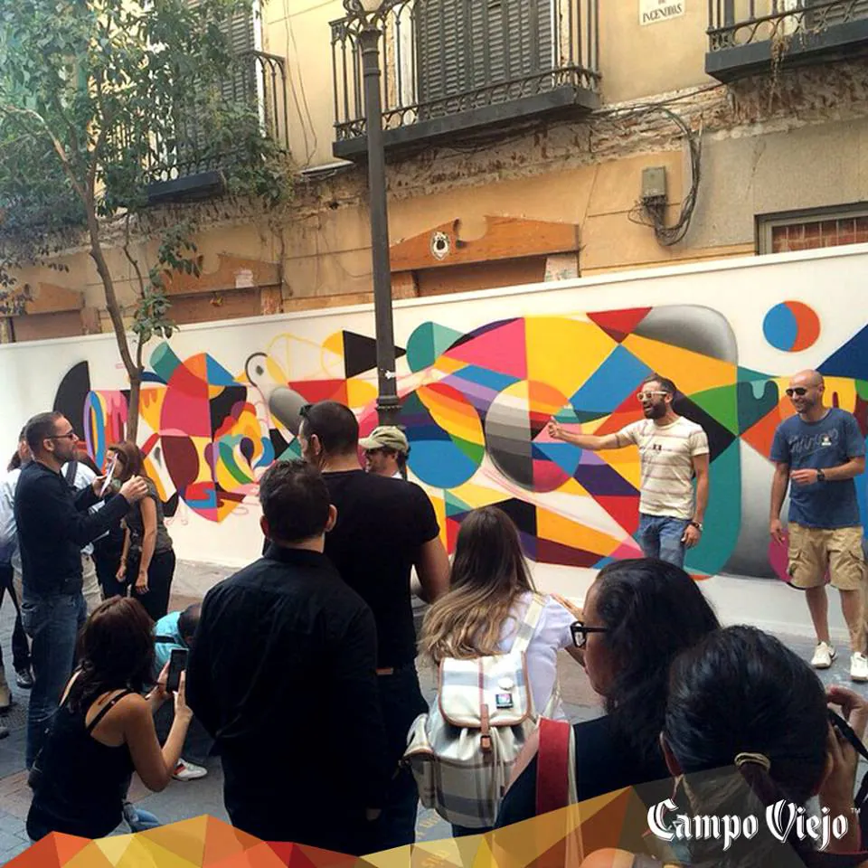 Creativos pintando un mural en la calle durante una activación de marca