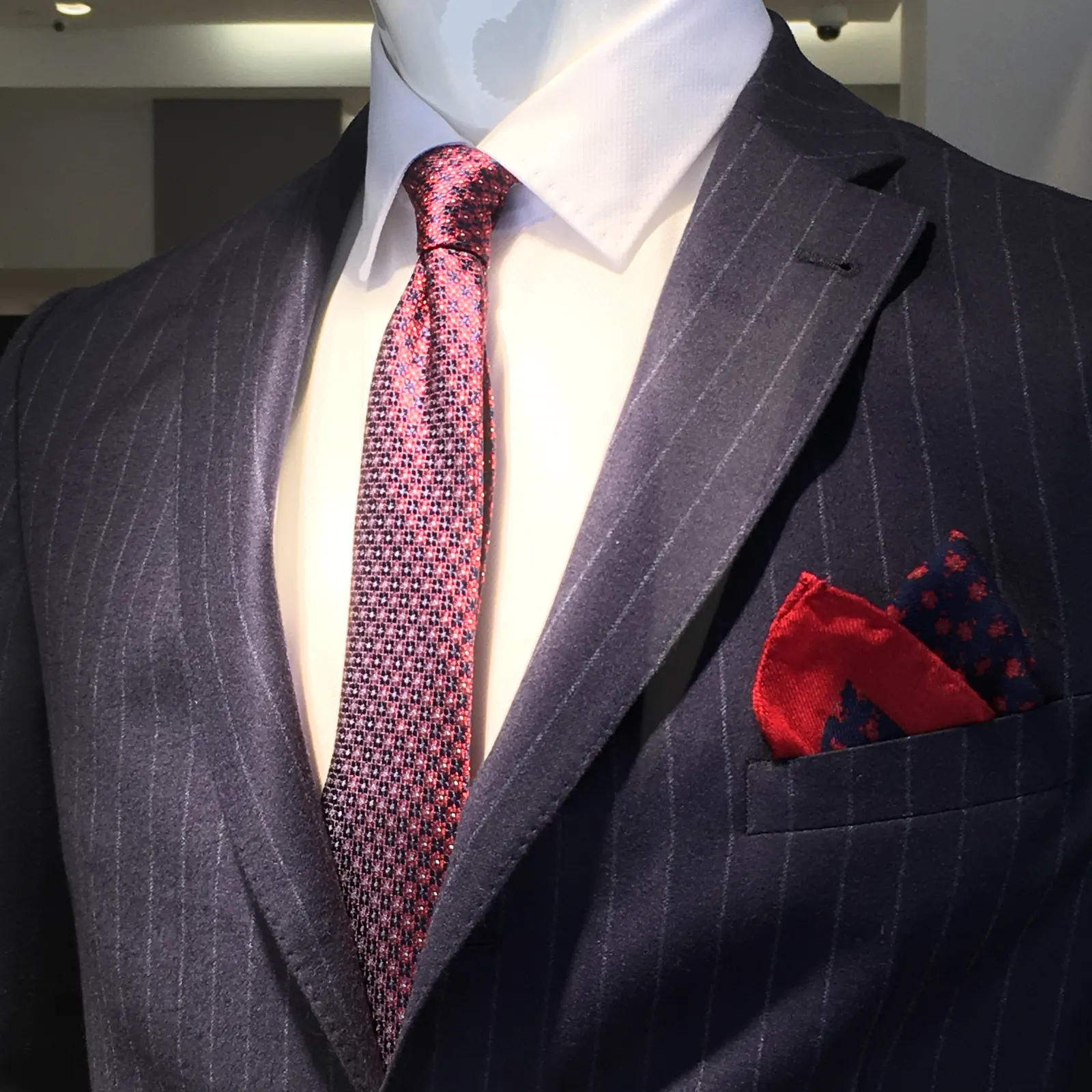 Detalle de traje con corbata y pañuelo de bolsillo