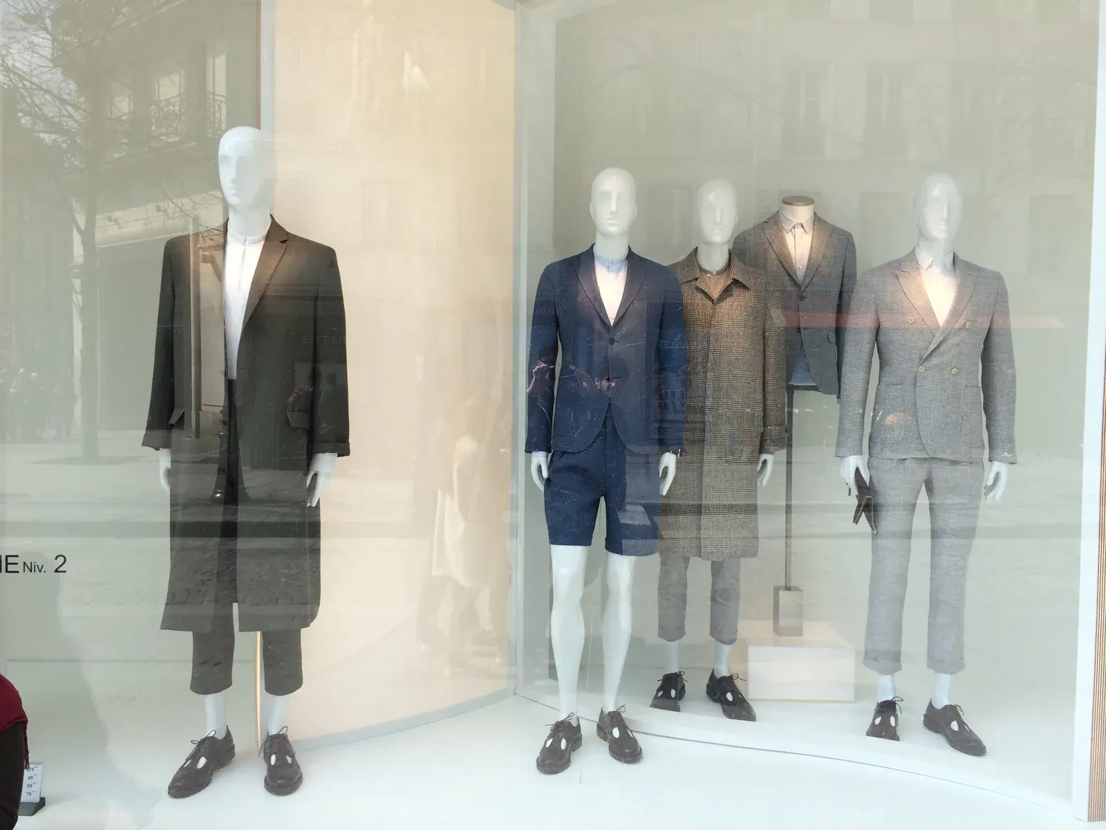Escaparate de moda masculina con cuatro maniquíes