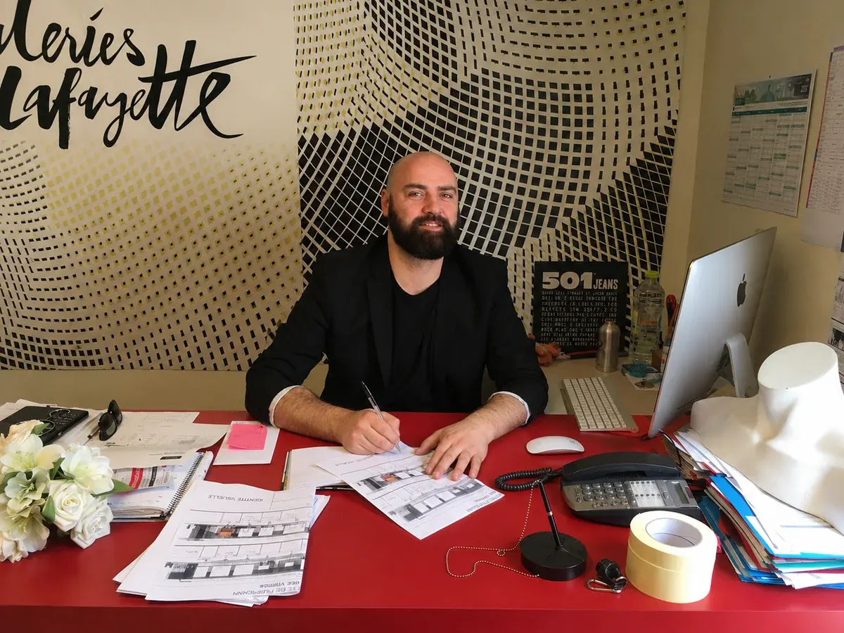 Juan Carlos Barrón en su mesa de trabajo en Galeries Lafayette