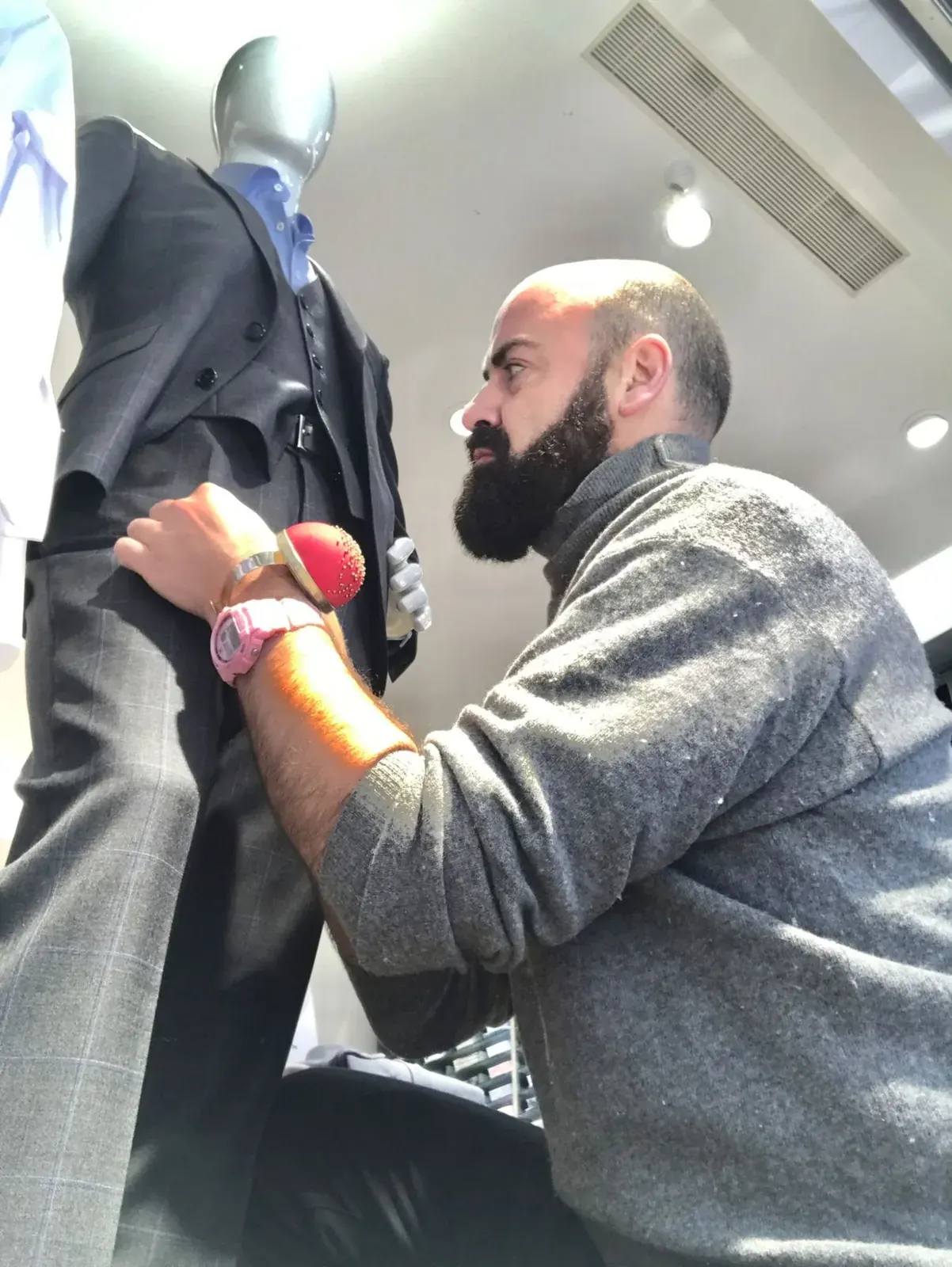 Juan Carlos Barrón vistiendo un maniquí en tienda