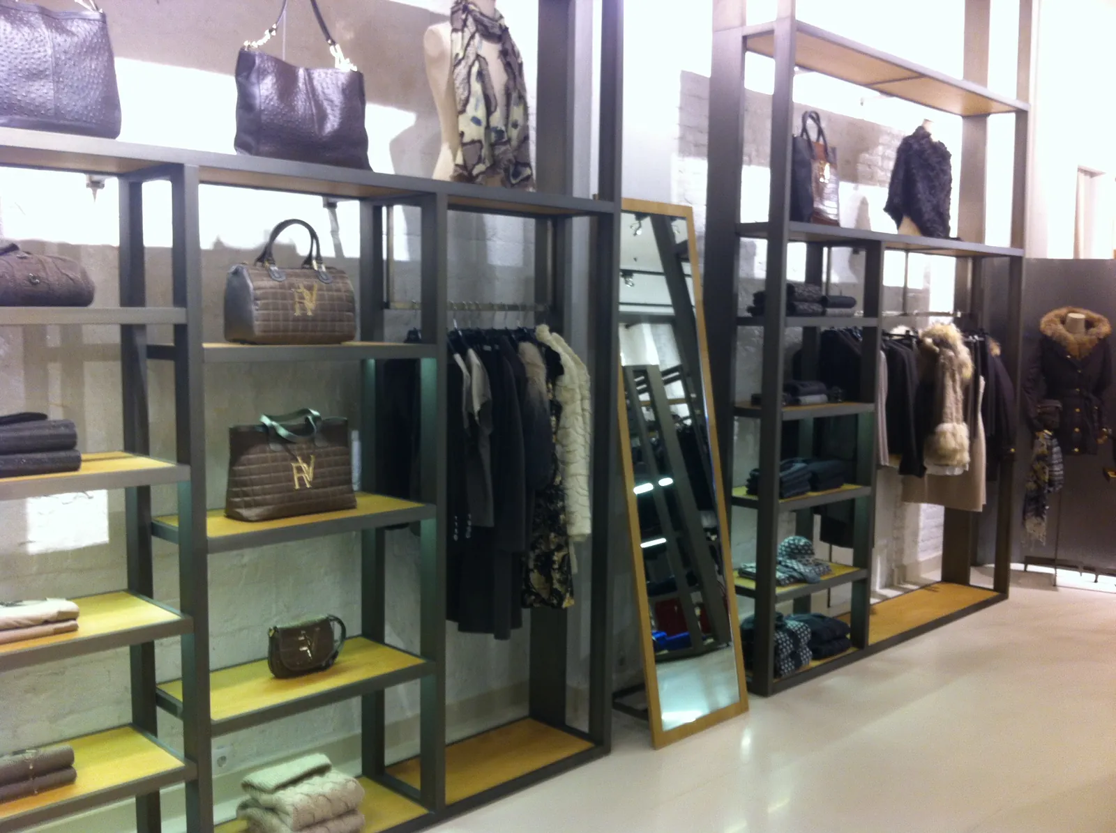 Interior de tienda Roberto Verino con baldas de producto ordenado